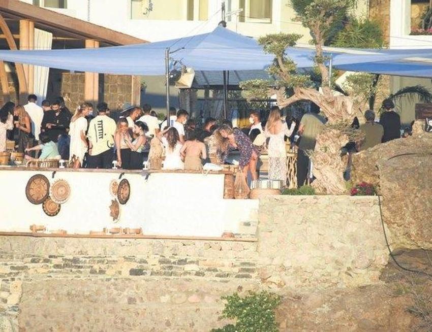 Öykü Çelik partiledi! Sosyal mesafe hiçe sayıldı...
