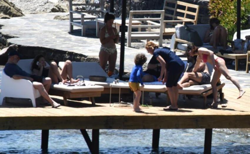 'Camdaki Kız'ın Cana'sı Hande Ataizi plajı yaktı geçti
