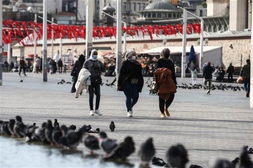 Hafta sonu hafta içi sokağa çıkma yasağı ile ilgili son dakika gelişmesi! Marketler, restoranlar, kafeler ve lokantalar... Hepsini kapsıyor... Yasak saatleri 24.00'e çekiliyor... Pazar günü yasağı kalkıyor