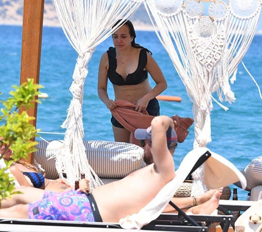 Deniz Uğur'un bikinisi dikkat çekti!