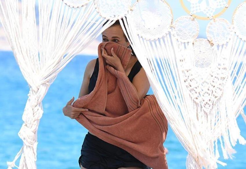 Deniz Uğur'un bikinisi dikkat çekti!