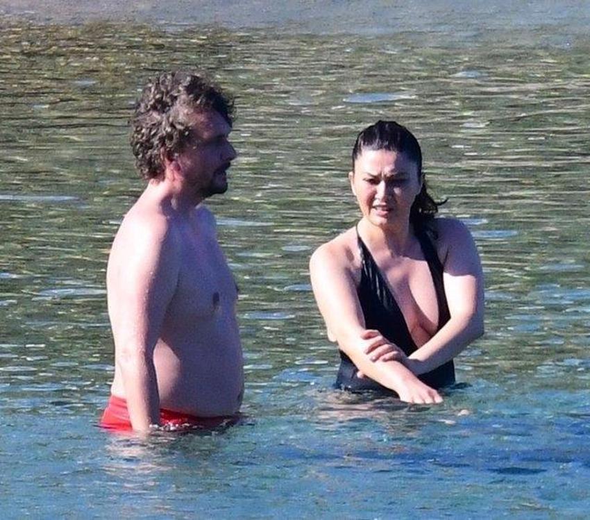 Nurgül Yeşilçay - Necati Kocabay çifti denizde aşka geldi