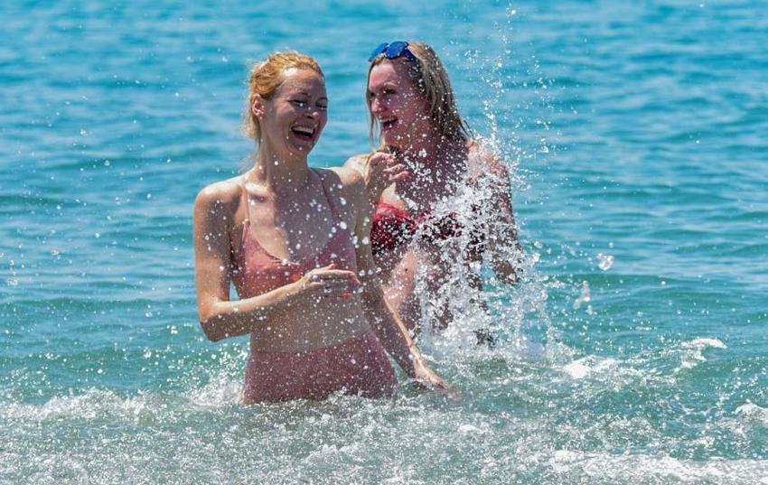 Rus turistler sahillere indi! 'Her şey çok güzel'