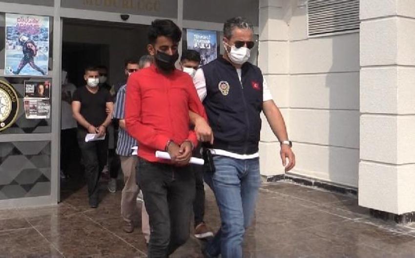 Fuhuş baskını yapılan evde polis yeleği çıktı