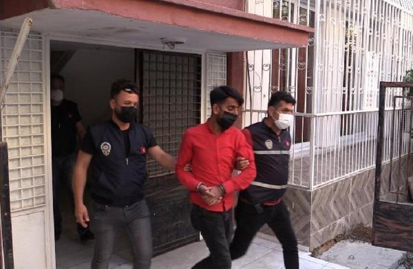 Fuhuş baskını yapılan evde polis yeleği çıktı