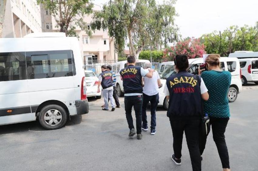 Fuhuş baskını yapılan evde polis yeleği çıktı
