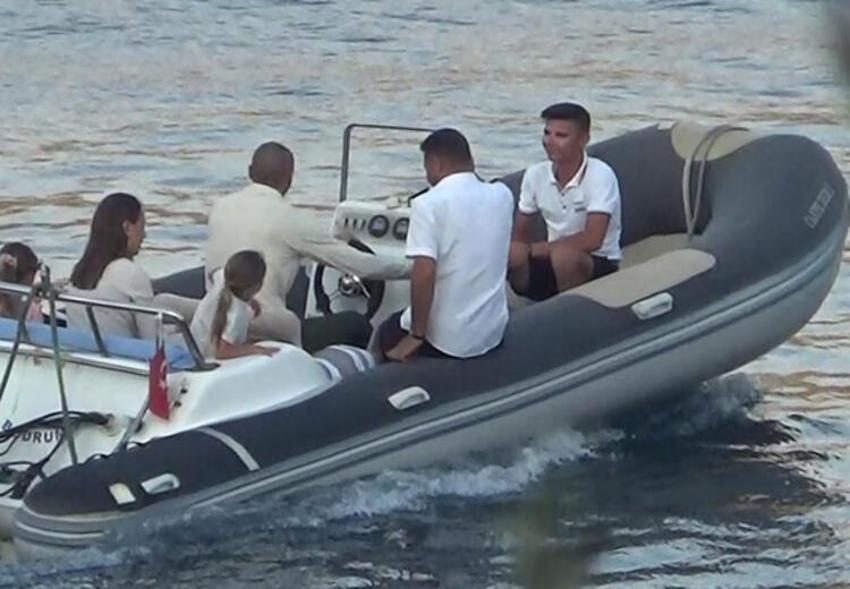 Burak Yılmaz ailesiyle tatilde! Teknenin günlük kirası dudak uçuklattı