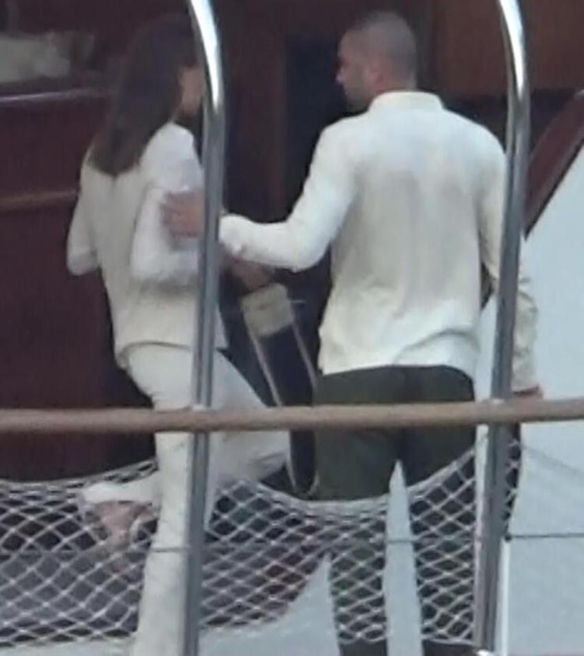Burak Yılmaz ailesiyle tatilde! Teknenin günlük kirası dudak uçuklattı