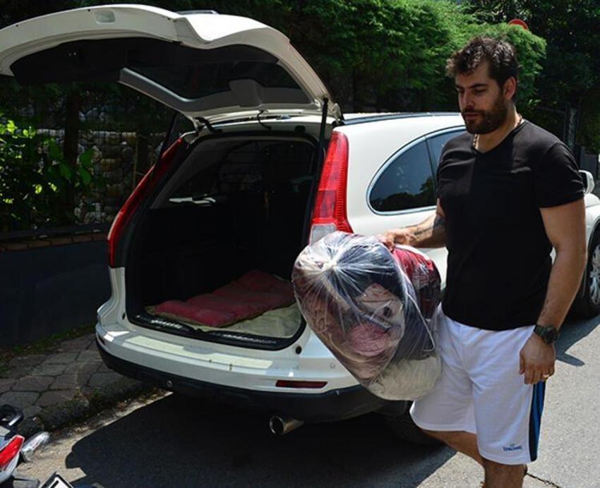 Bir bebek, üç köpekle tatile! Tencere taşıdı!