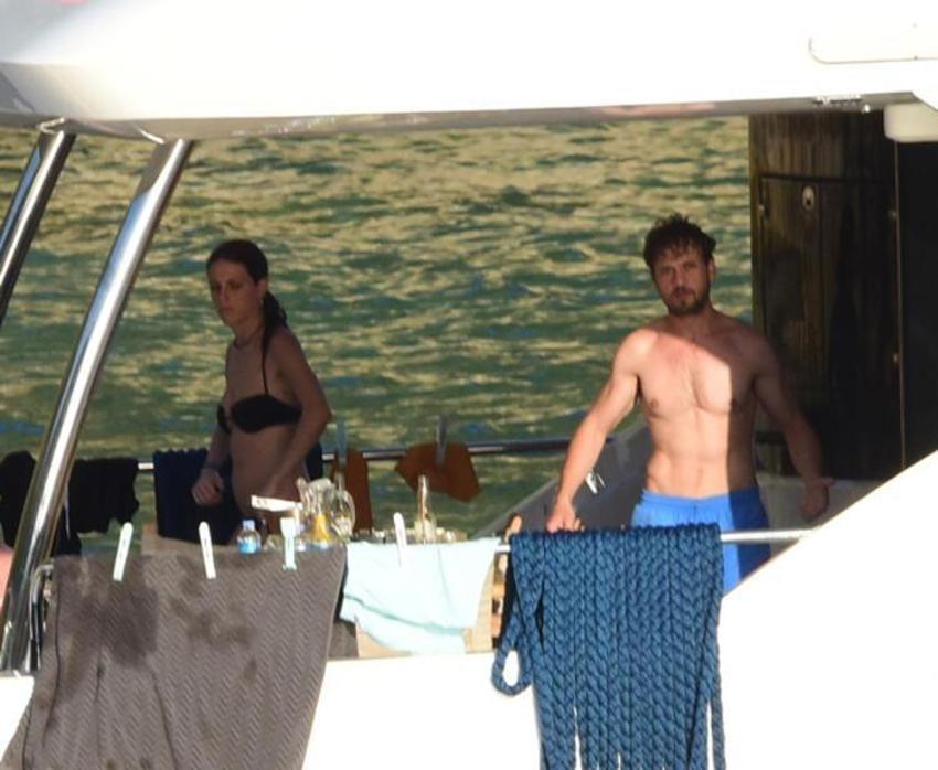 Aras Bulut İynemli ve Bige Önal tatilde! Ultra lüks yatta...
