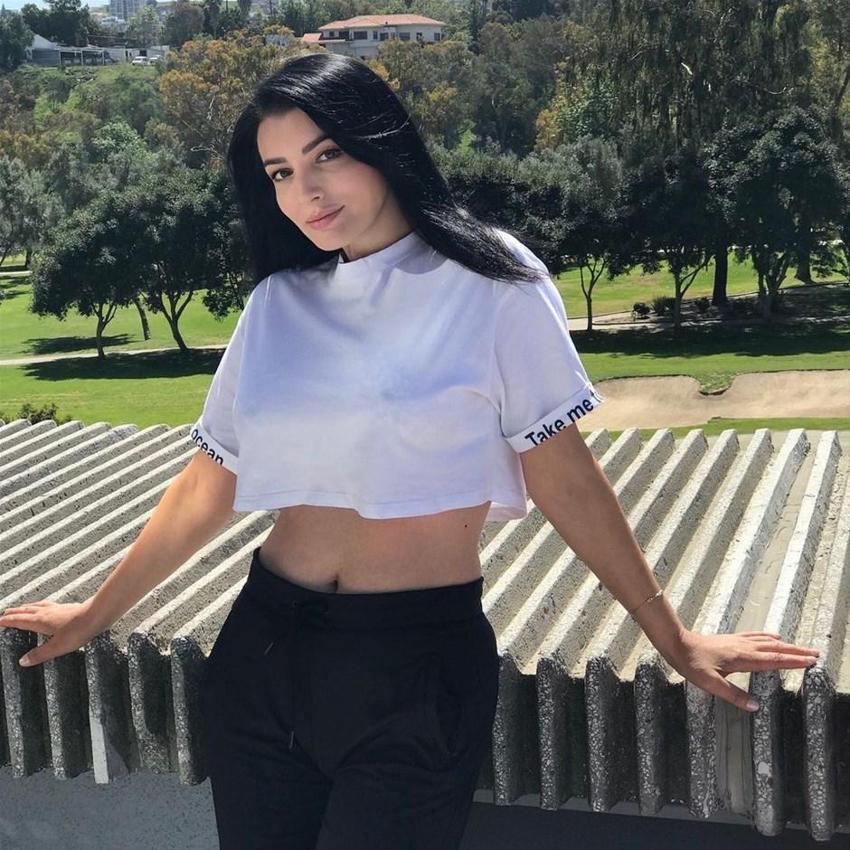 Aleyna Tilki’nin annesi Havva Öztel kısacık şortu giydi, pozunu verdi