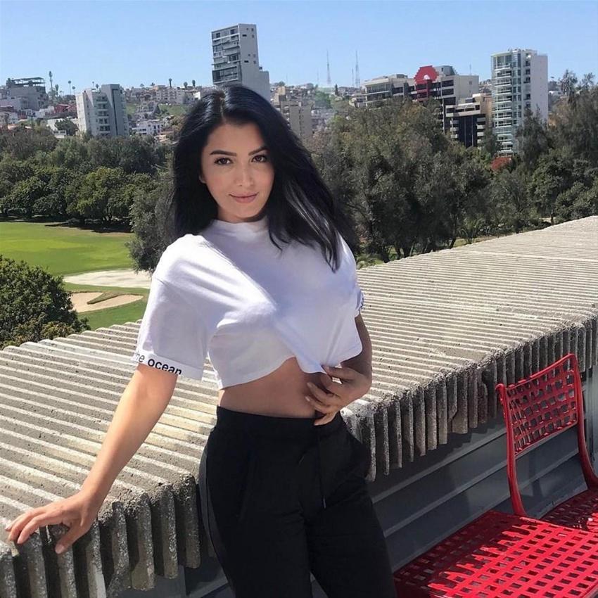 Aleyna Tilki’nin annesi Havva Öztel kısacık şortu giydi, pozunu verdi