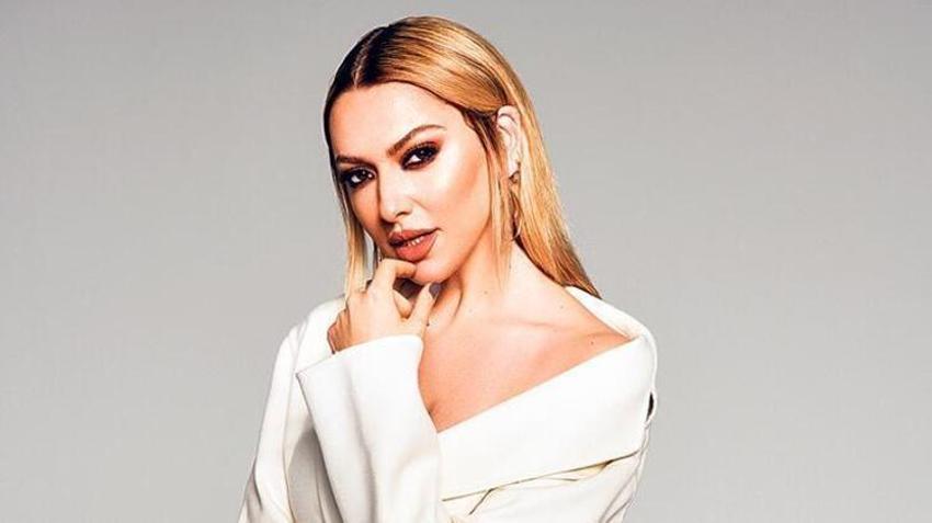 Hadise yürekleri hoplattı! Derin göğüs dekolteli bikinisiyle...