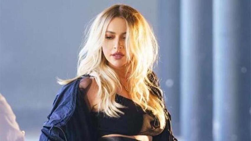 Hadise yürekleri hoplattı! Derin göğüs dekolteli bikinisiyle...