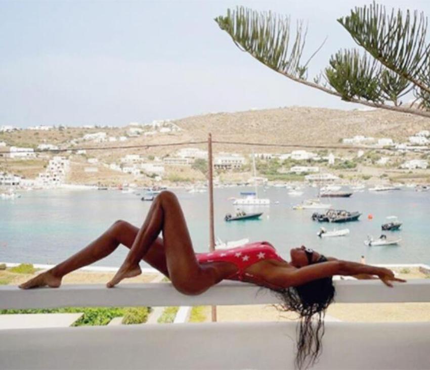 Eda Taşpınar'dan Mikonos'ta iddialı pozlar!