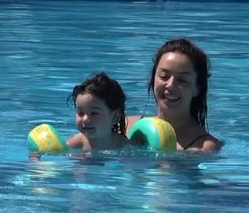 Azra Akın ilgi odağı oldu! Fiziğiyle...