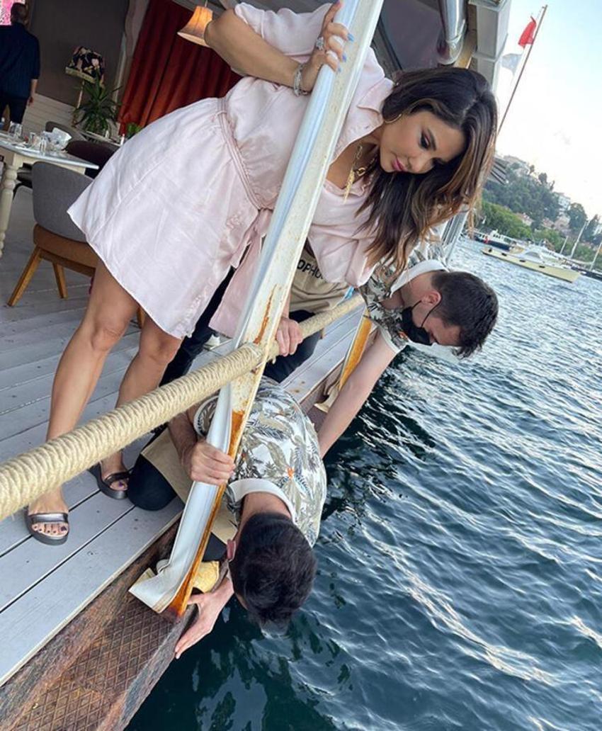 Esra Balamir'e 15 bin TL'ye mâl olan selfie!