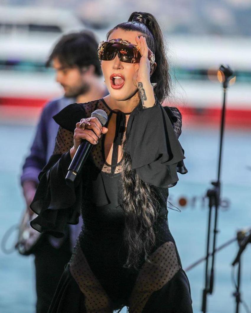 Hande Yener'den dikkat çeken transparan elbise!