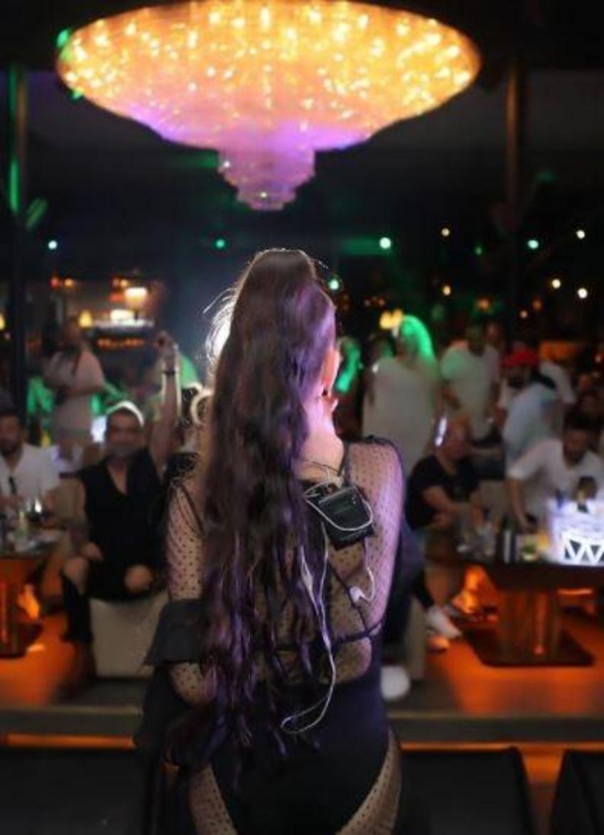 Hande Yener'den dikkat çeken transparan elbise!