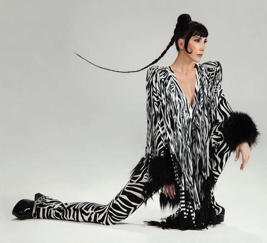 Hande Yener'den dikkat çeken transparan elbise!