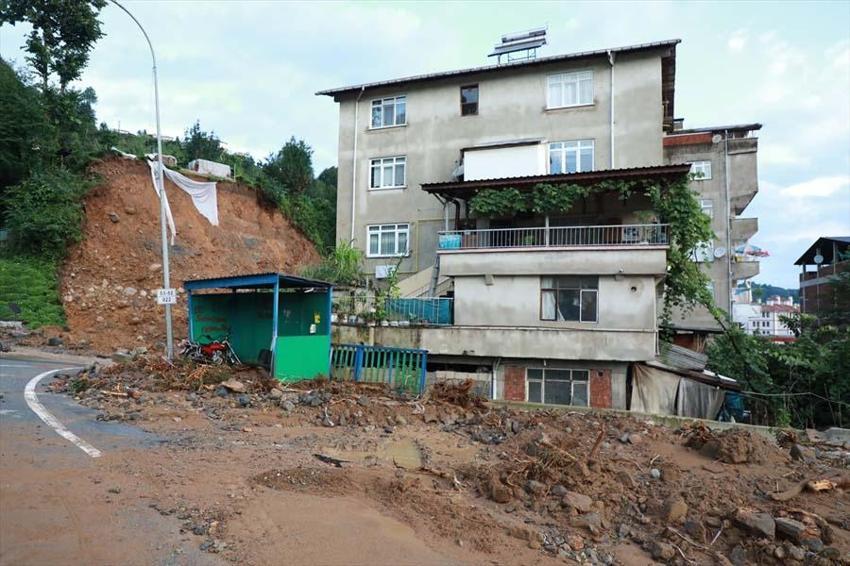 Peş peşe acı haberler geliyor! Evleri yıkıp geçti, felaket...