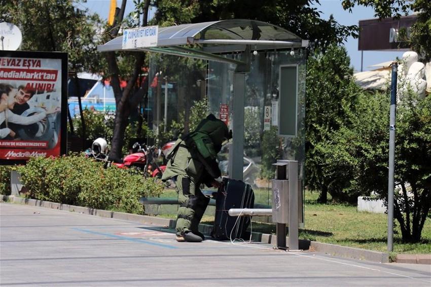 Durakta bomba paniği! Fünye ile patlatıldı içinden çıkanlar şok etti