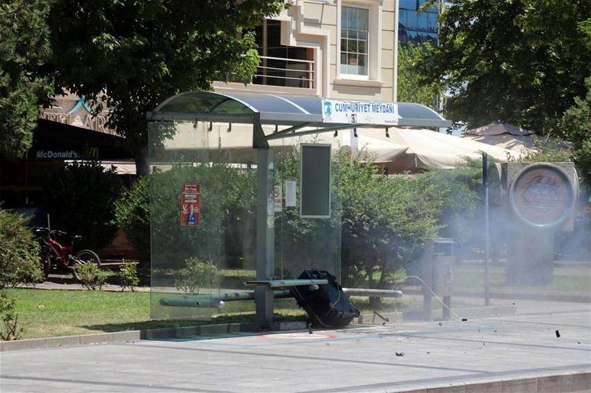 Durakta bomba paniği! Fünye ile patlatıldı içinden çıkanlar şok etti
