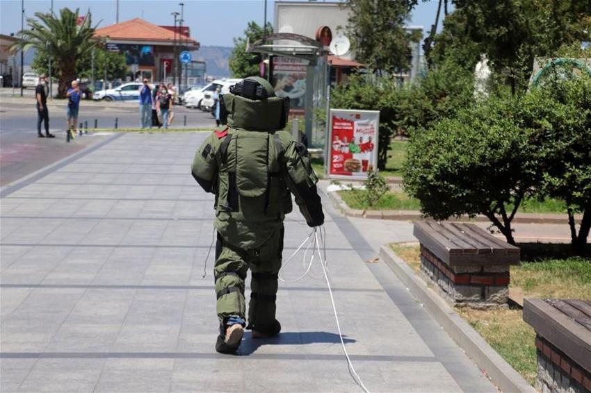 Durakta bomba paniği! Fünye ile patlatıldı içinden çıkanlar şok etti