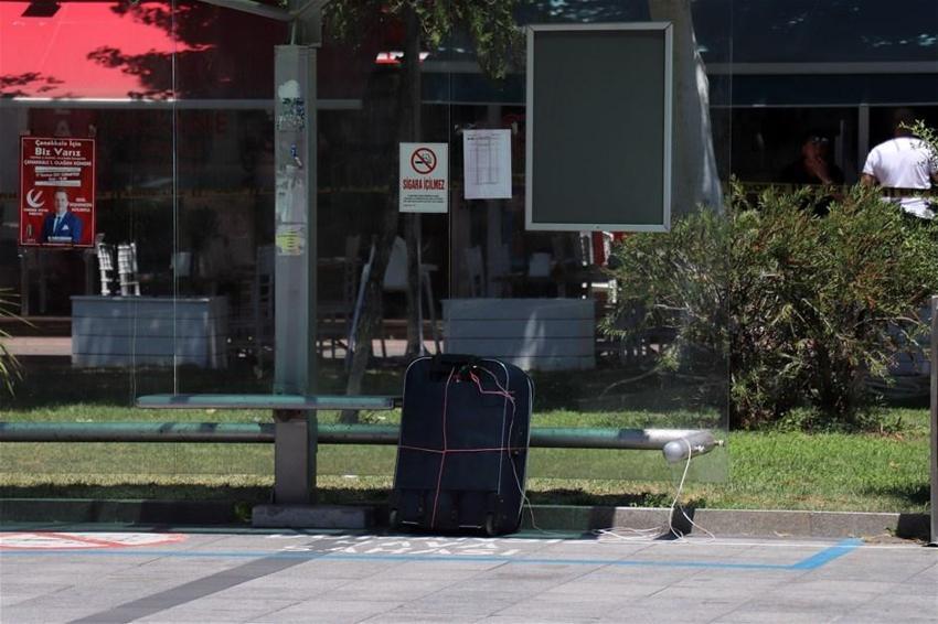 Durakta bomba paniği! Fünye ile patlatıldı içinden çıkanlar şok etti