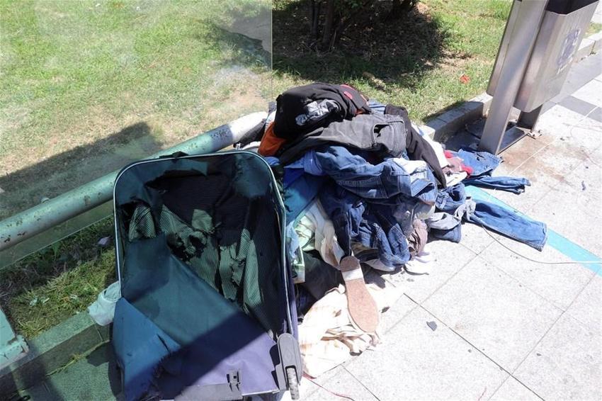 Durakta bomba paniği! Fünye ile patlatıldı içinden çıkanlar şok etti