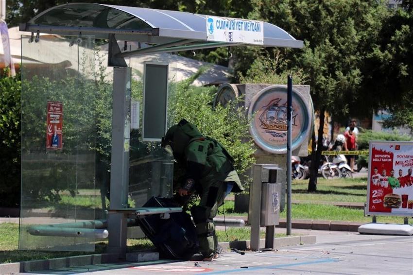 Durakta bomba paniği! Fünye ile patlatıldı içinden çıkanlar şok etti