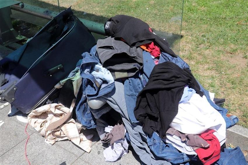 Durakta bomba paniği! Fünye ile patlatıldı içinden çıkanlar şok etti