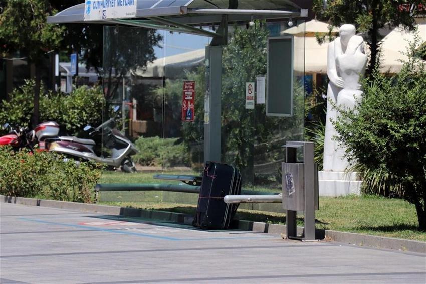 Durakta bomba paniği! Fünye ile patlatıldı içinden çıkanlar şok etti