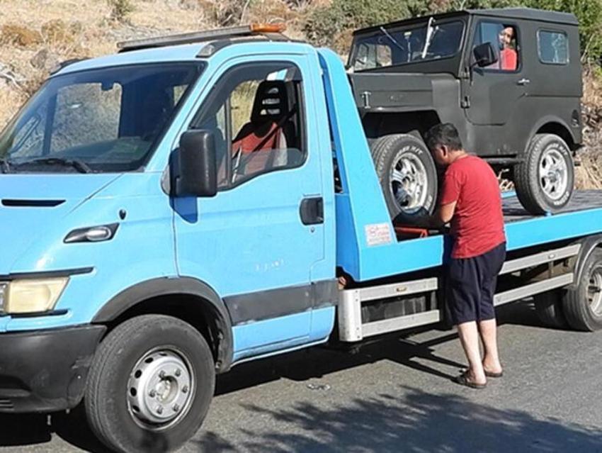 Hakan Meriçliler'in arabası yolda kaldı! Gün boyu çekici bekledi