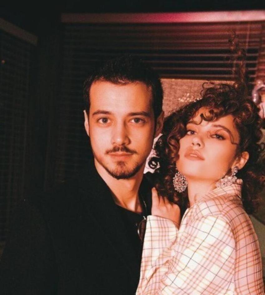 Afra Saraçoğlu ve Mert Yazıcıoğlu aşka geldi! Öpmelere doyamadılar