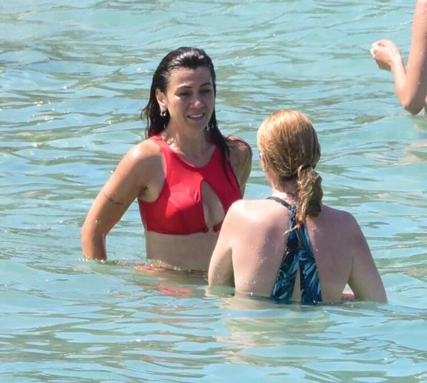 Gökçe Bahadır bikinisini giydi, denizde dans etti