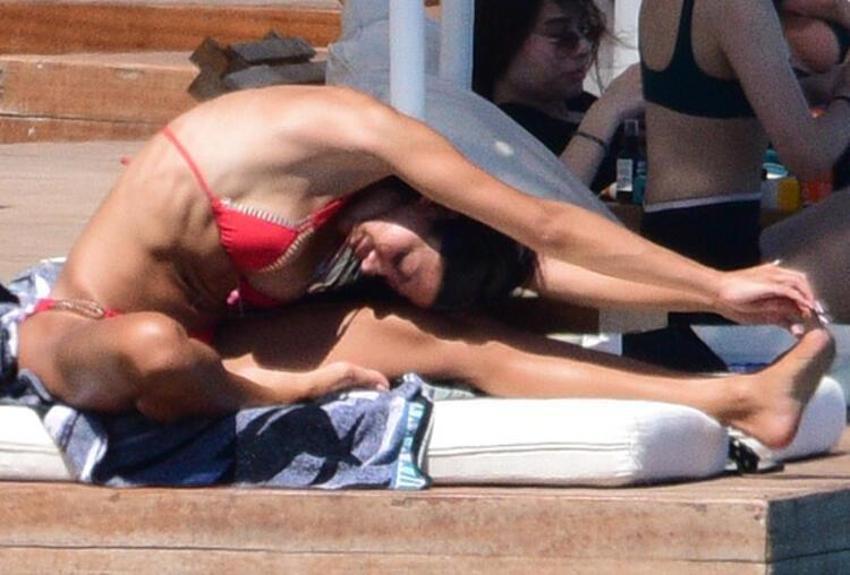 Ayşenur Özkan kırmızı bikinisiyle iskelede spor yaptı