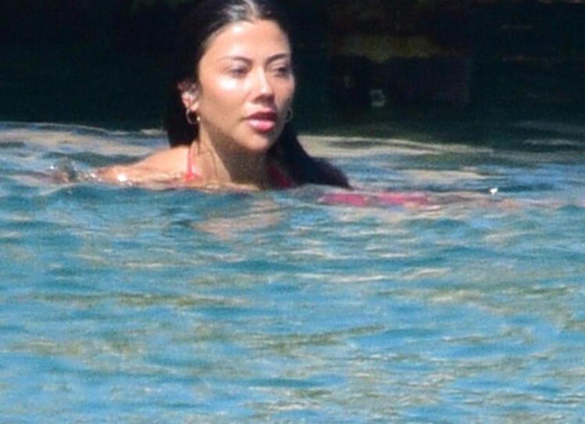 Ayşenur Özkan kırmızı bikinisiyle iskelede spor yaptı