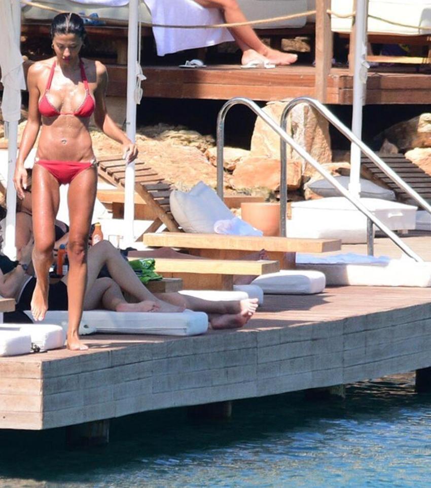 Ayşenur Özkan kırmızı bikinisiyle iskelede spor yaptı