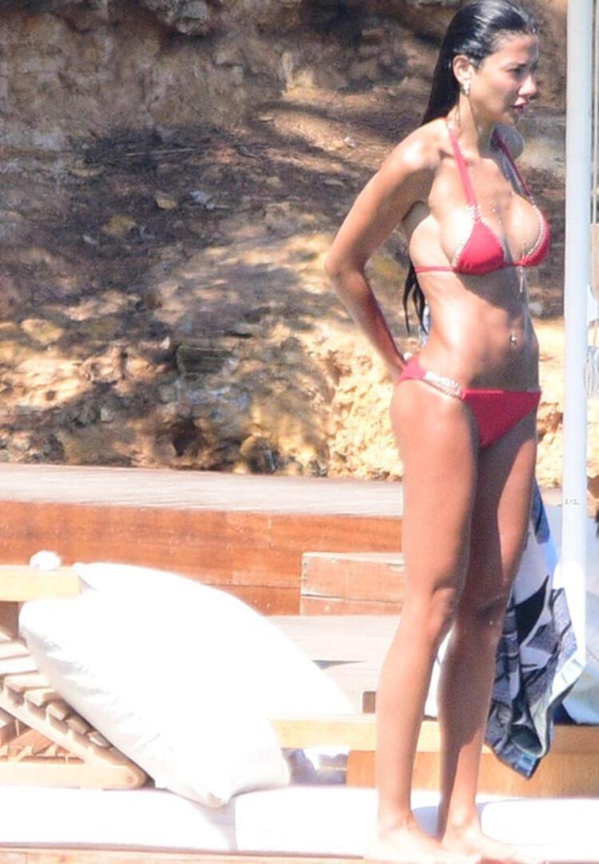 Ayşenur Özkan kırmızı bikinisiyle iskelede spor yaptı