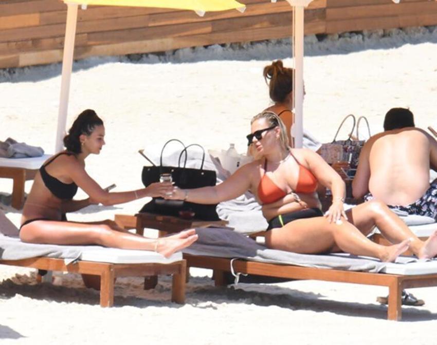 Tuvana Türkay ile Aslıhan Karalar'ın deniz keyfi!