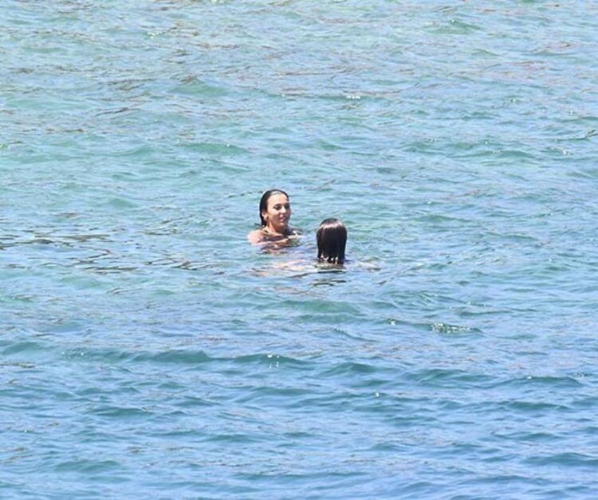 Tuvana Türkay ile Aslıhan Karalar'ın deniz keyfi!