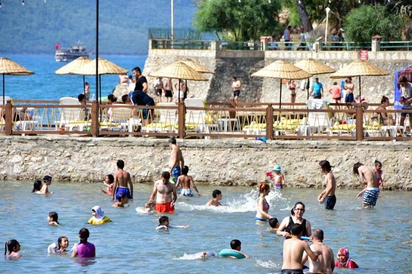 Nüfusu 20 kat arttı, trafik felç! Herkes oraya akın etti