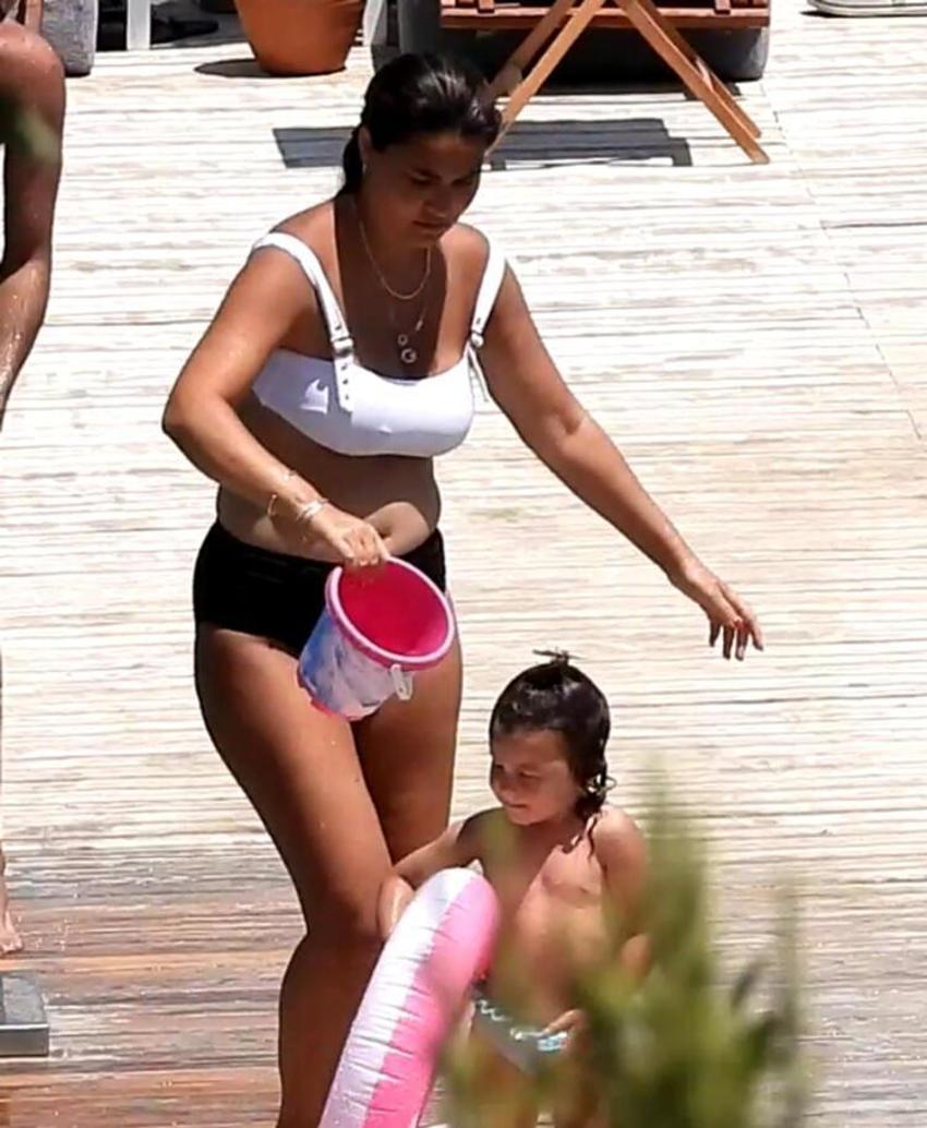 Gizem Hatipoğlu su dolu kovayla peşinden koştu
