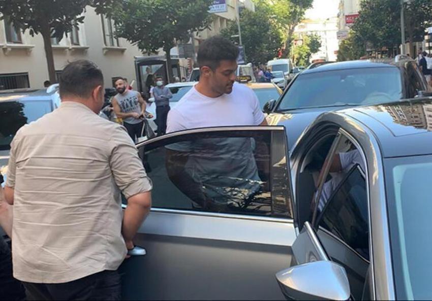 Hadise kuma oturup poz verdi! Mehmet Dinçerler ile...