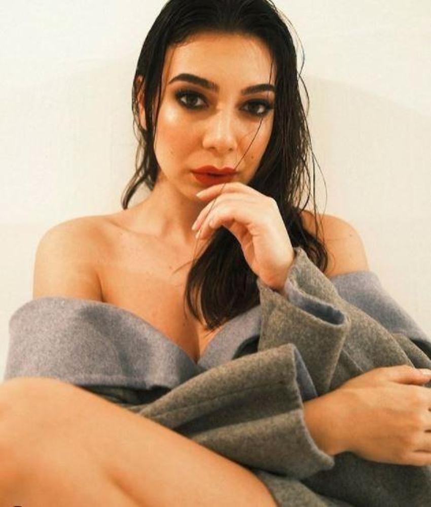 Birsu Demir'in plajda verdiği pozlar dikkat çekti!