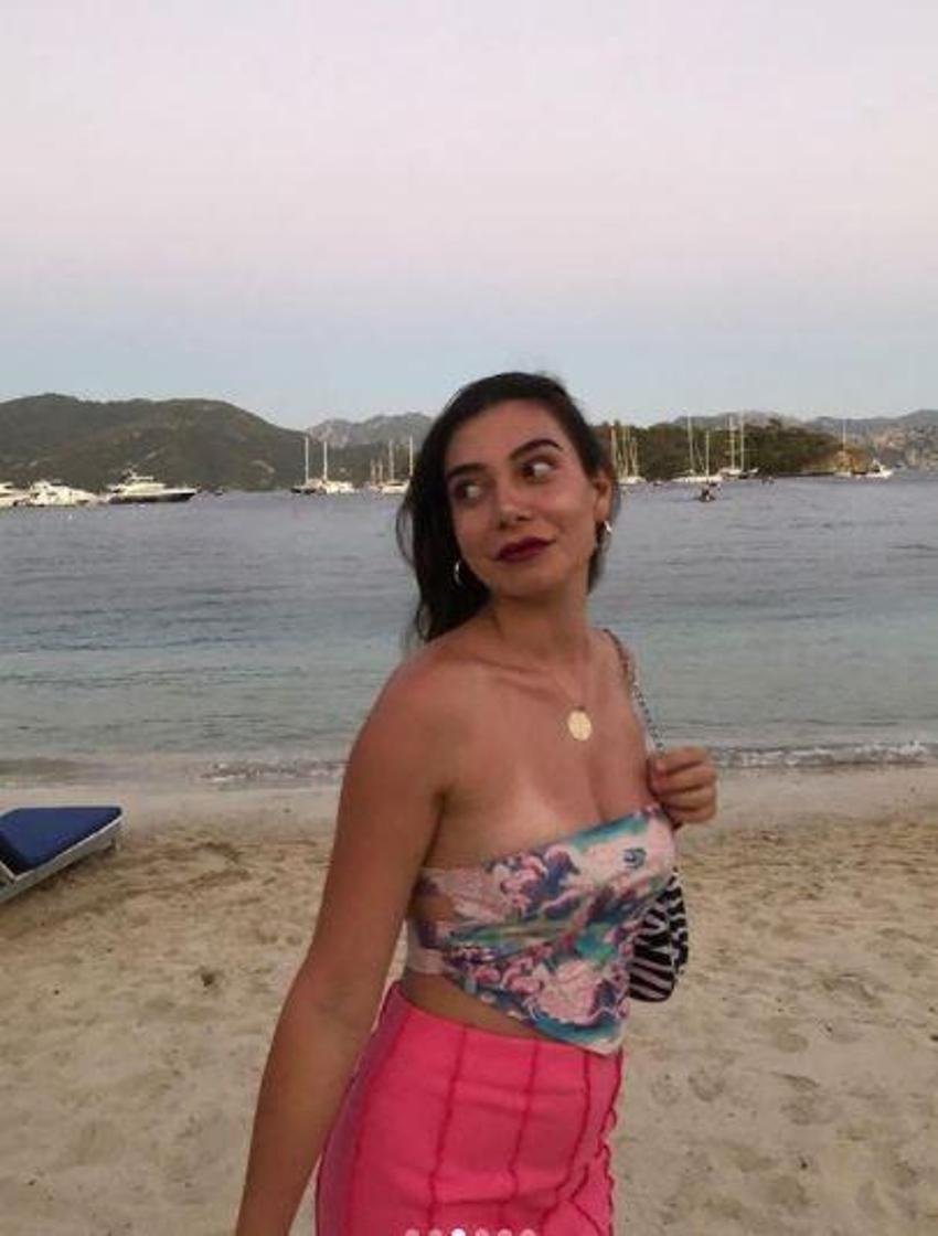 Birsu Demir'in plajda verdiği pozlar dikkat çekti!
