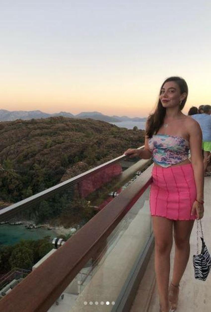 Birsu Demir'in plajda verdiği pozlar dikkat çekti!