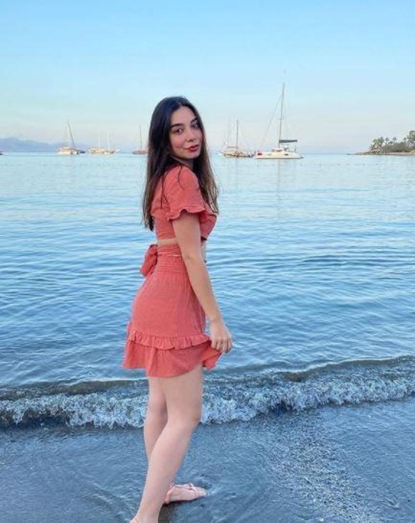 Birsu Demir'in plajda verdiği pozlar dikkat çekti!