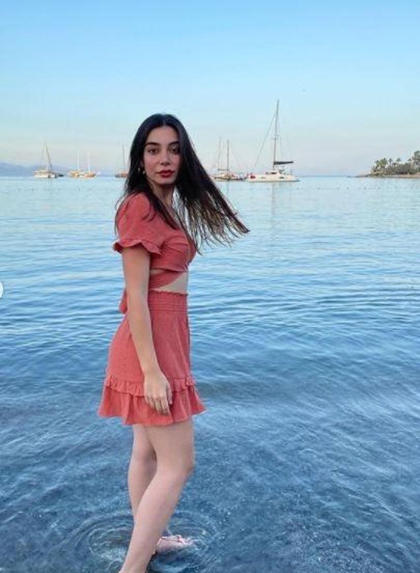 Birsu Demir'in plajda verdiği pozlar dikkat çekti!